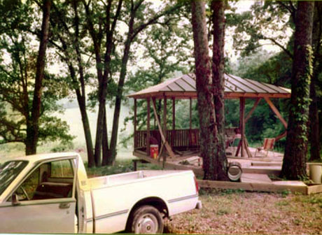 Gazebo's standing seam roof made of aluminum